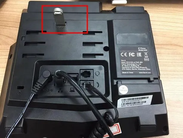 أدخل محرك أقراص USB في الهاتف