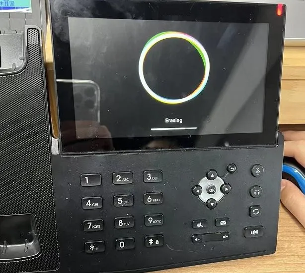 عملية إعادة الضبط المصنعي قيد التنفيذ على هاتف أندرويد