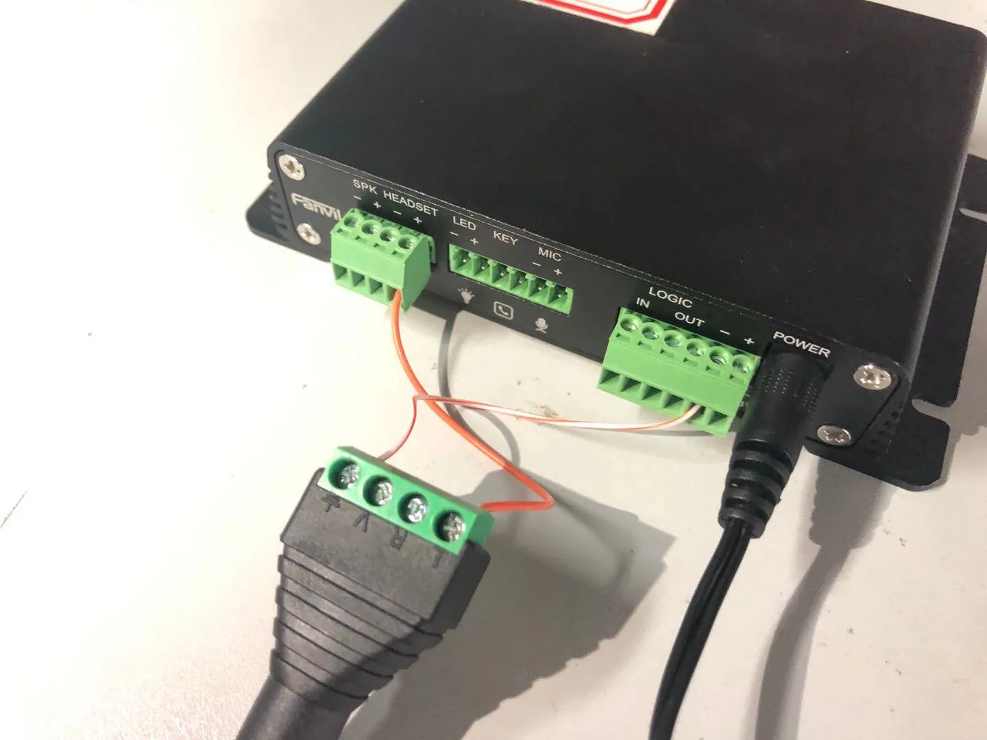 توصيل BK-DAB-PA2 بمكبر صوت نشط